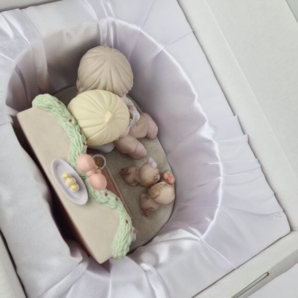 Precious Moments 810008 Your Love Warms My Heart Limited Edition Figurine - Picture 9 of 10